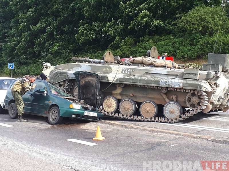 На выездзе з Гродна БМП наехала на легкавік. Абыйшлося без ахвяраў На выездзе з Гродна БМП наехала на легкавік. Абыйшлося без ахвяраў