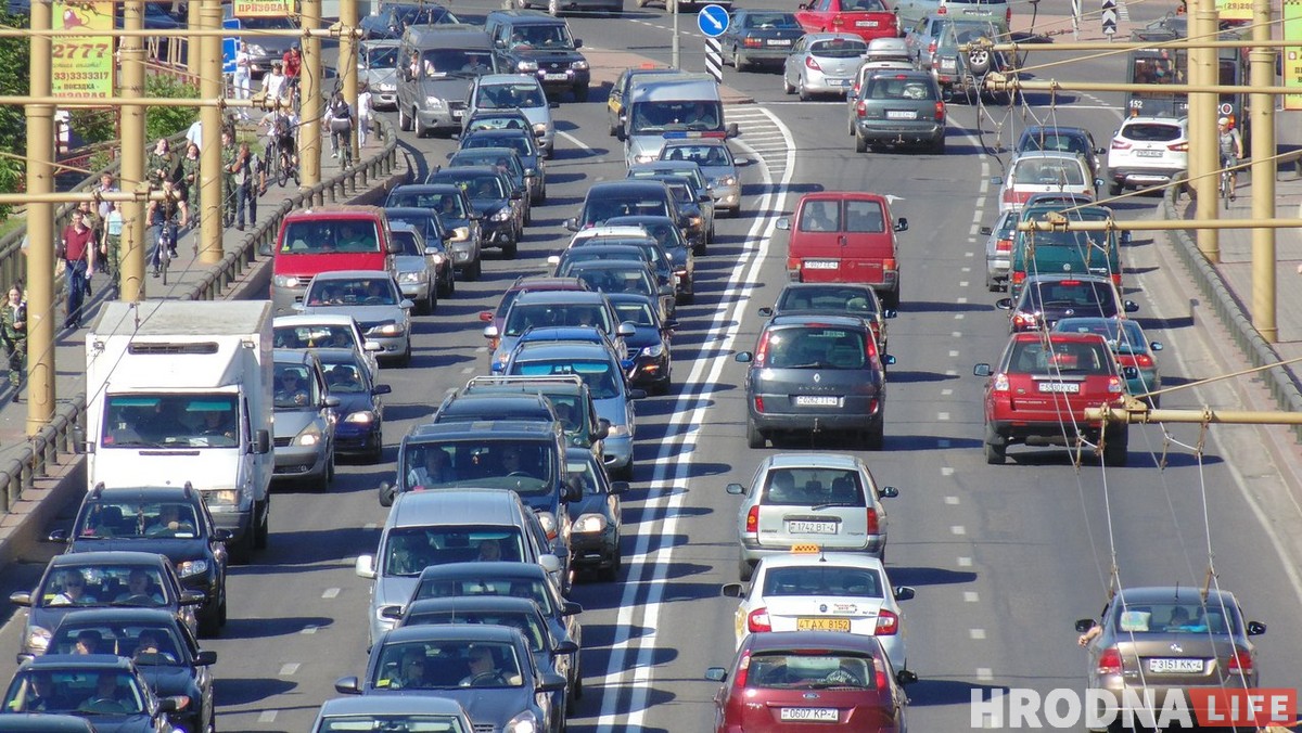 "На Захадзе аўто лепшыя за нашы ідуць на звалку". Як аўтабізнес стаў ахвярай Мытнага саюза