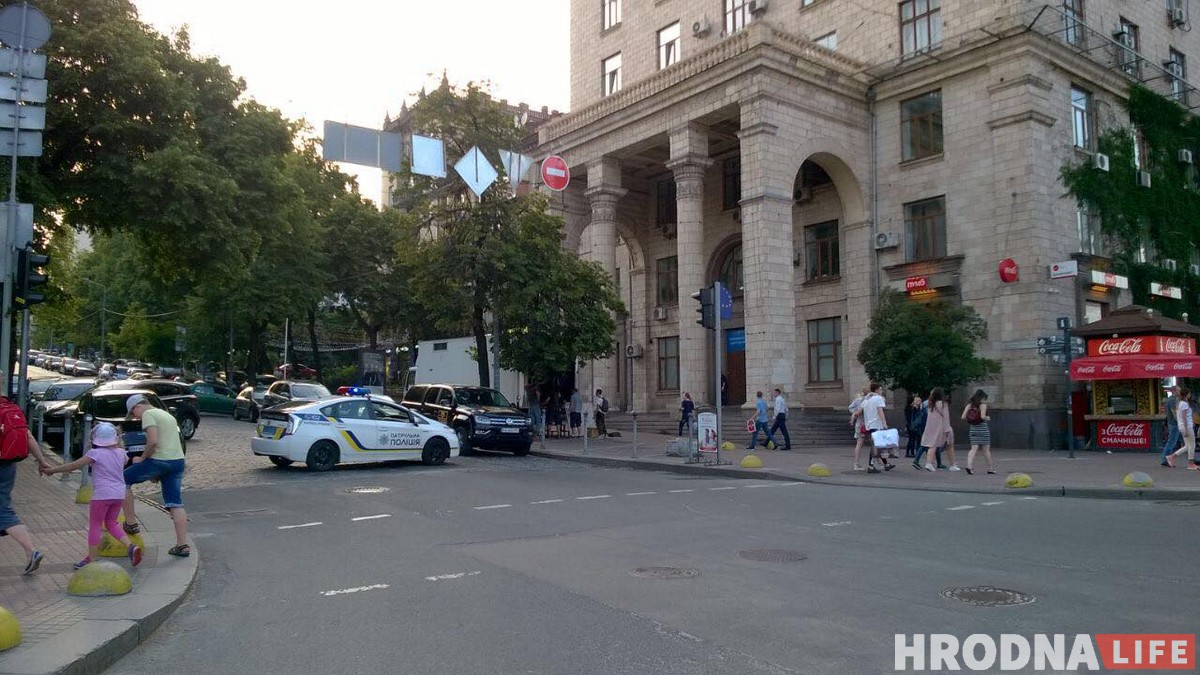 Глядзі, як перакрываюць цэнтр Кіева напярэдадні “Маршу роўнасці” Глядзі, як перакрываюць цэнтр Кіева напярэдадні “Маршу роўнасці”