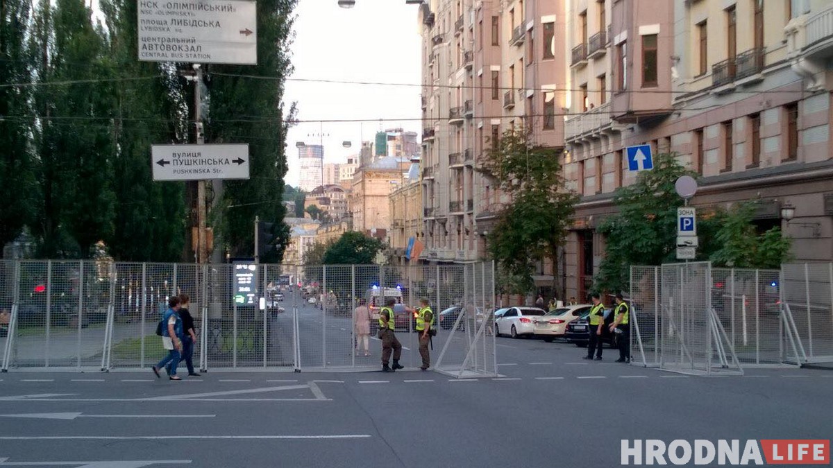 Глядзі, як перакрываюць цэнтр Кіева напярэдадні “Маршу роўнасці” Глядзі, як перакрываюць цэнтр Кіева напярэдадні “Маршу роўнасці”