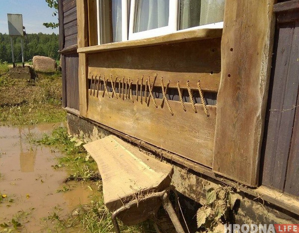 “Панікую, калі ў прагнозе навальніца”. Вёску Рагачы рэгулярна залівае, бо калгас засыпаў вадаадвод