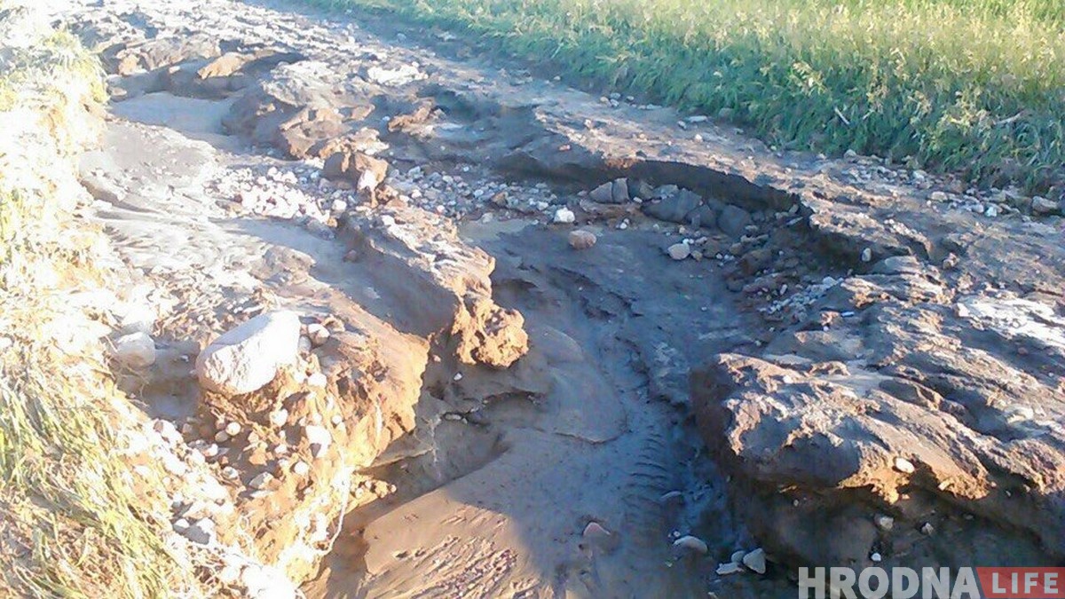 “Панікую, калі ў прагнозе навальніца”. Вёску Рагачы рэгулярна залівае, бо калгас засыпаў вадаадвод