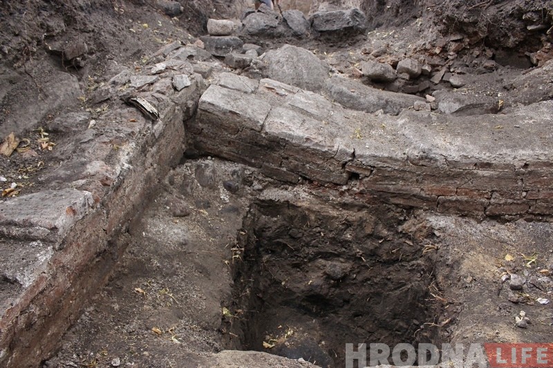 "Кладка XII века - уже сенсация". Почему раскопки возле Нового замка нужно обязательно продолжать