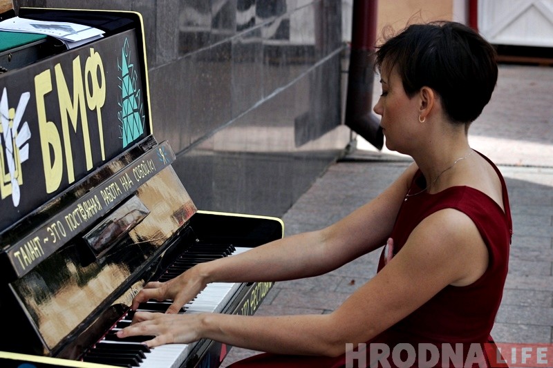 Перад адкрыццём Біг-міні фестывалю ў цэнтры Гродна з'явілася "гарадское піяніна" Перад адкрыццём Біг-міні фестывалю ў цэнтры Гродна з'явілася "гарадское піяніна"