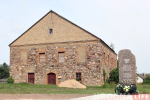 "Тут загінулі яўрэі". Сям'я з Англіі ездзіць па Беларусі і ставіць мемарыялы ахвярам Халакосту "Тут загінулі яўрэі". Сям'я з Англіі ездзіць па Беларусі і ставіць мемарыялы ахвярам Халакосту