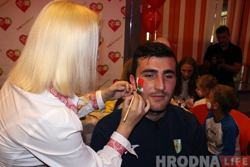 На Дзень вышыванкі ў забаўляльным цэнтры "Галактыка" прыйшлі футбалісты "Нёмана" На Дзень вышыванкі ў забаўляльным цэнтры "Галактыка" прыйшлі футбалісты "Нёмана"