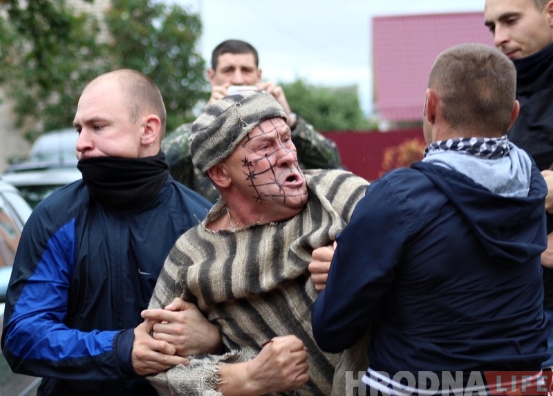 У Гродне міліцыя заблакавала грамадскіх актывістаў. Адзін з іх у кардыялогіі У Гродне міліцыя заблакавала грамадскіх актывістаў. Адзін з іх у кардыялогіі