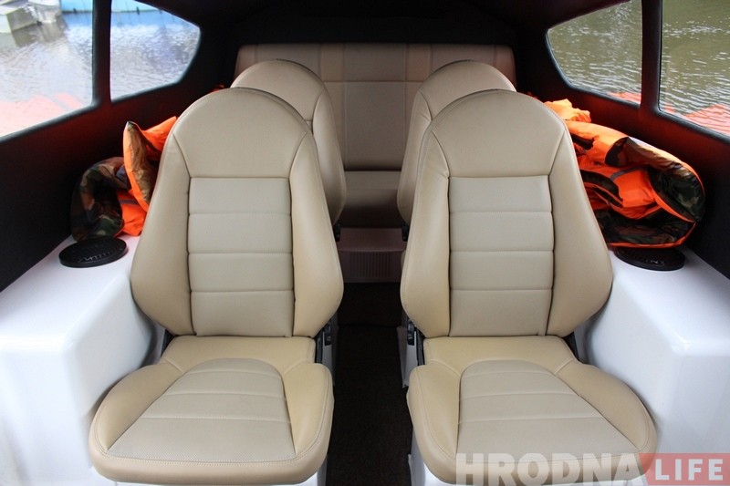 У Гродне з'явіўся кацер-амфібія, які катае па Нёмане з экстрымам У Гродне з'явіўся кацер-амфібія, які катае па Нёмане з экстрымам