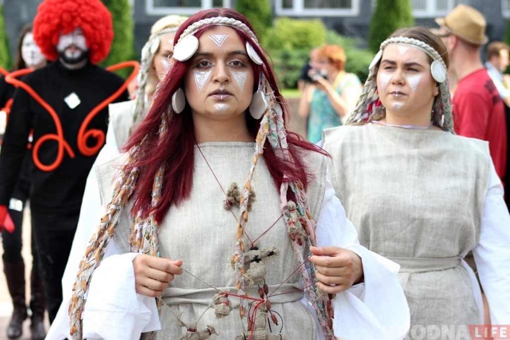 Шэсцем пад праліўным дажджом адкрылі ў Гродне Біг-міні-фестываль