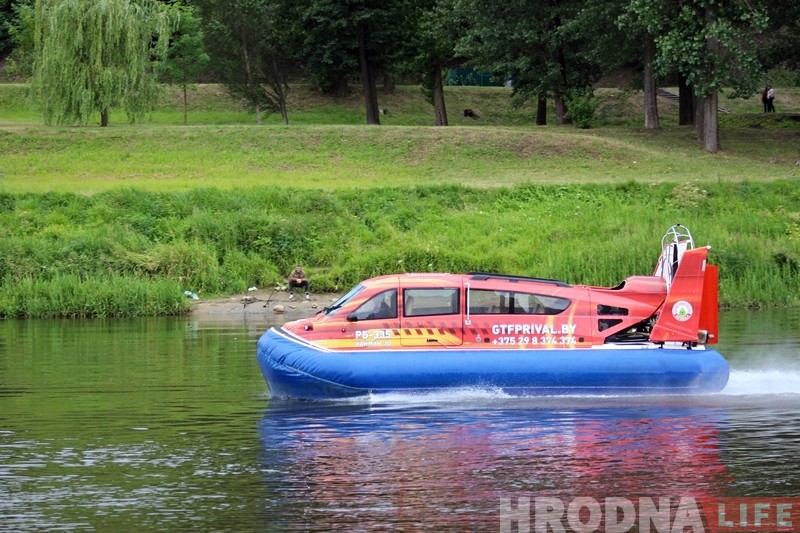 У Гродне з'явіўся кацер-амфібія, які катае па Нёмане з экстрымам У Гродне з'явіўся кацер-амфібія, які катае па Нёмане з экстрымам