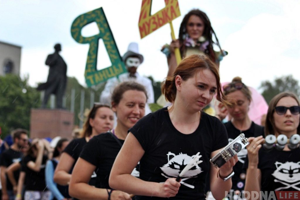 Шэсцем пад праліўным дажджом адкрылі ў Гродне Біг-міні-фестываль