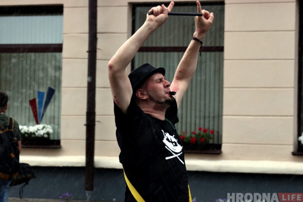 Шэсцем пад праліўным дажджом адкрылі ў Гродне Біг-міні-фестываль