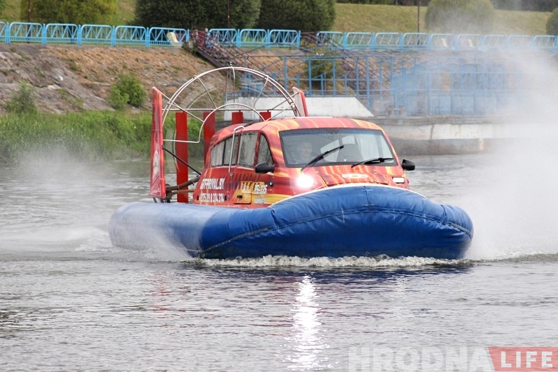 У Гродне з'явіўся кацер-амфібія, які катае па Нёмане з экстрымам У Гродне з'явіўся кацер-амфібія, які катае па Нёмане з экстрымам