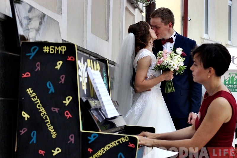 Перад адкрыццём Біг-міні фестывалю ў цэнтры Гродна з'явілася "гарадское піяніна" Перад адкрыццём Біг-міні фестывалю ў цэнтры Гродна з'явілася "гарадское піяніна"