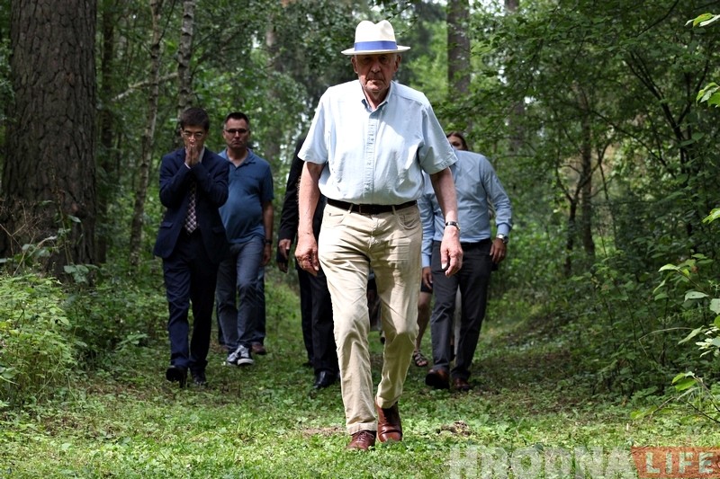 "Тут загінулі яўрэі". Сям'я з Англіі ездзіць па Беларусі і ставіць мемарыялы ахвярам Халакосту