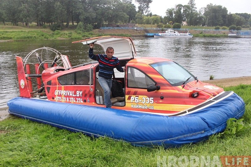 У Гродне з'явіўся кацер-амфібія, які катае па Нёмане з экстрымам