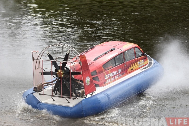 У Гродне з'явіўся кацер-амфібія, які катае па Нёмане з экстрымам У Гродне з'явіўся кацер-амфібія, які катае па Нёмане з экстрымам