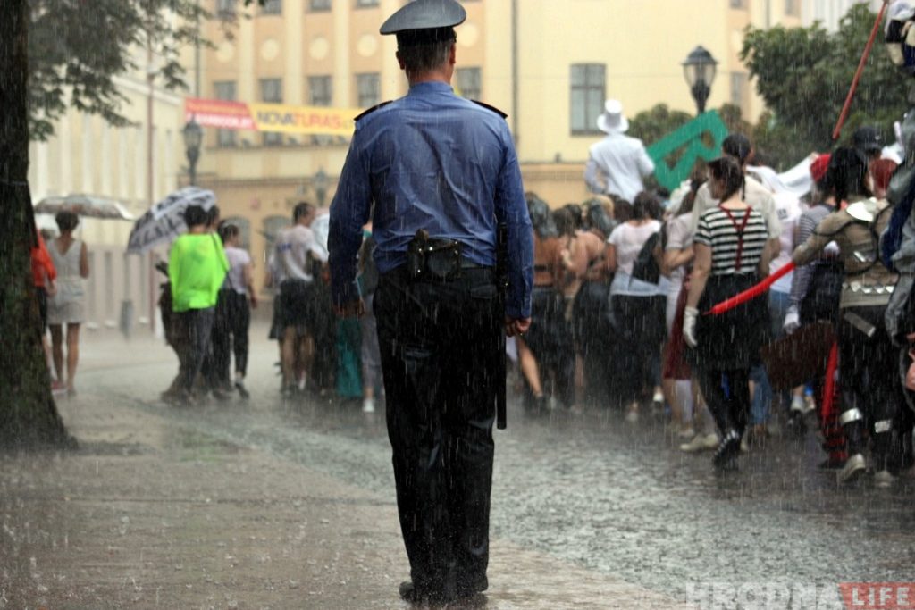 Шэсцем пад праліўным дажджом адкрылі ў Гродне Біг-міні-фестываль