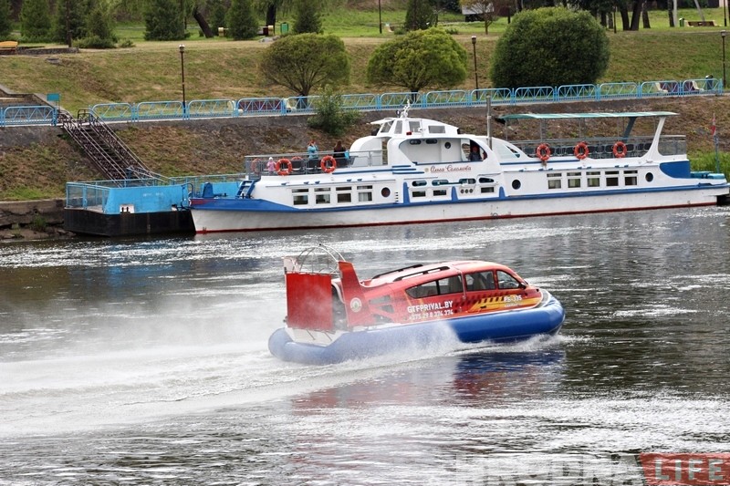 У Гродне з'явіўся кацер-амфібія, які катае па Нёмане з экстрымам У Гродне з'явіўся кацер-амфібія, які катае па Нёмане з экстрымам