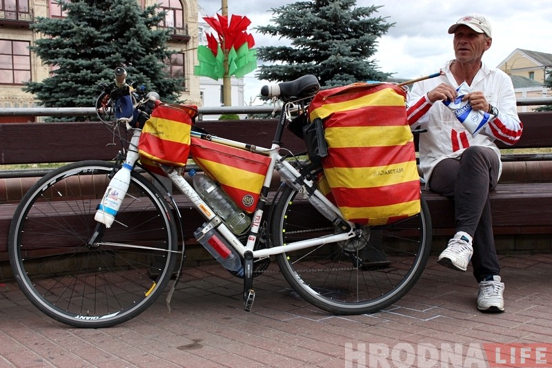 "У вас вельмі дарагі хлеб". Казахскі велападарожнік наведаў Гродна