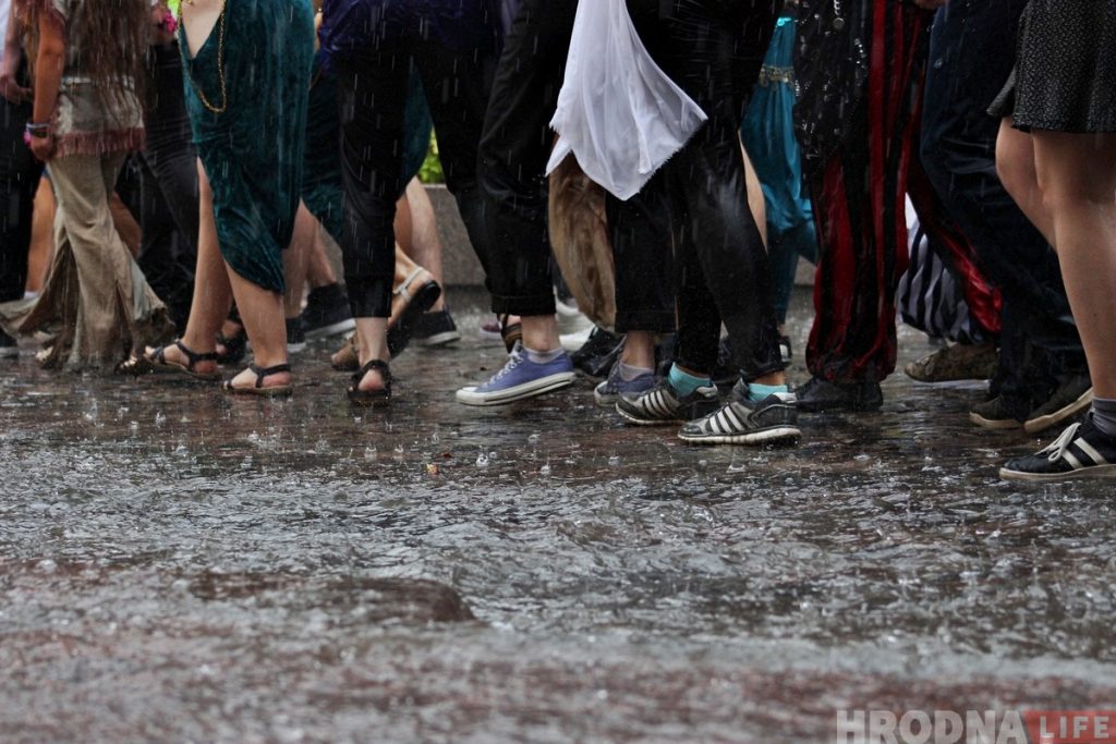 Шэсцем пад праліўным дажджом адкрылі ў Гродне Біг-міні-фестываль