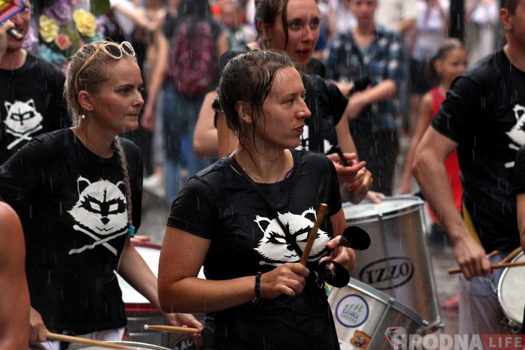 Шэсцем пад праліўным дажджом адкрылі ў Гродне Біг-міні-фестываль