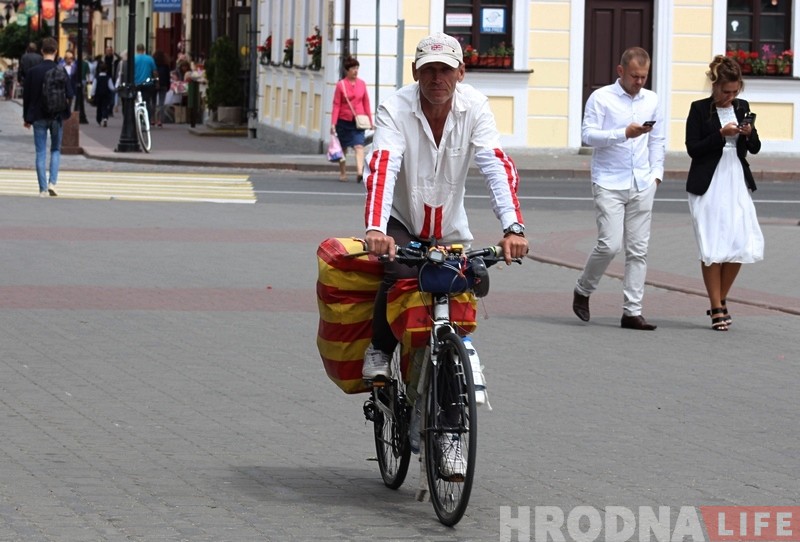 "У вас вельмі дарагі хлеб". Казахскі велападарожнік наведаў Гродна