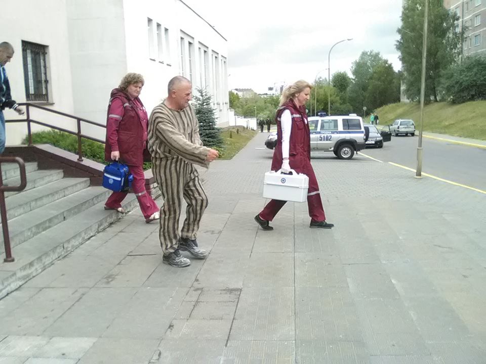 У Гродне міліцыя заблакавала грамадскіх актывістаў. Адзін з іх у кардыялогіі У Гродне міліцыя заблакавала грамадскіх актывістаў. Адзін з іх у кардыялогіі