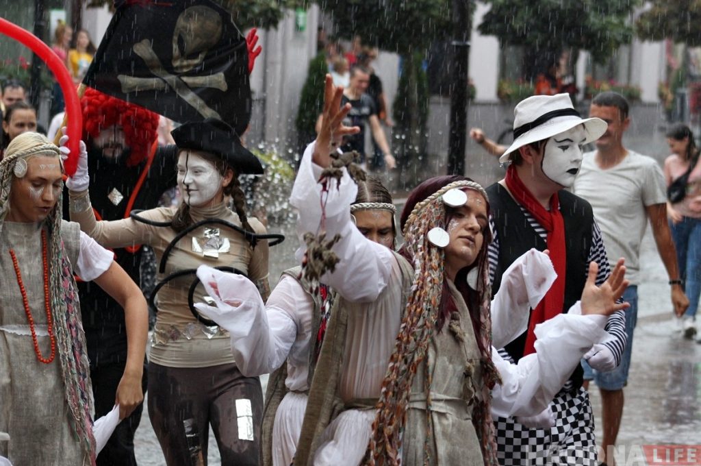 Шэсцем пад праліўным дажджом адкрылі ў Гродне Біг-міні-фестываль