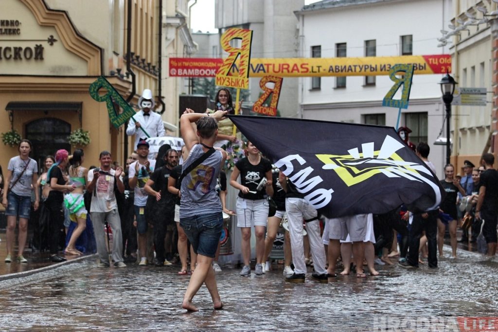 Шэсцем пад праліўным дажджом адкрылі ў Гродне Біг-міні-фестываль