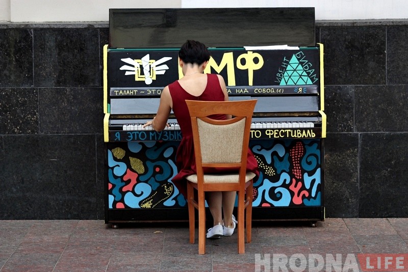 Перад адкрыццём Біг-міні фестывалю ў цэнтры Гродна з'явілася "гарадское піяніна" Перад адкрыццём Біг-міні фестывалю ў цэнтры Гродна з'явілася "гарадское піяніна"