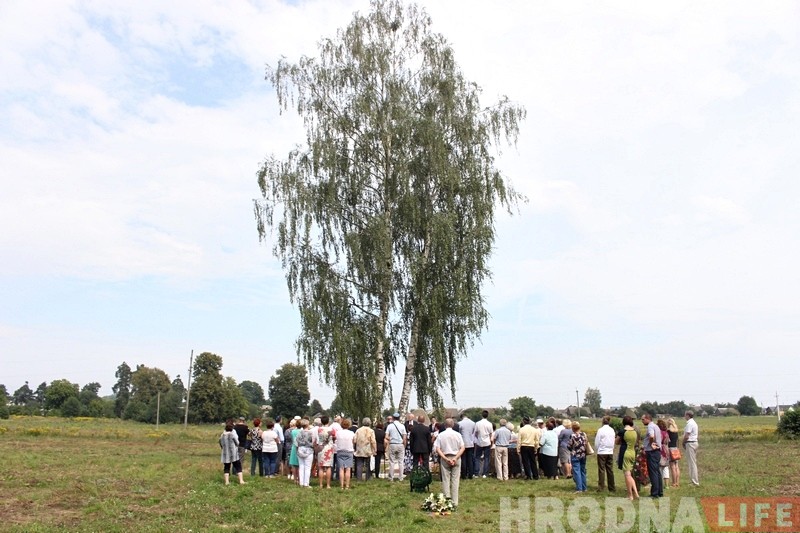 "Тут загінулі яўрэі". Сям'я з Англіі ездзіць па Беларусі і ставіць мемарыялы ахвярам Халакосту