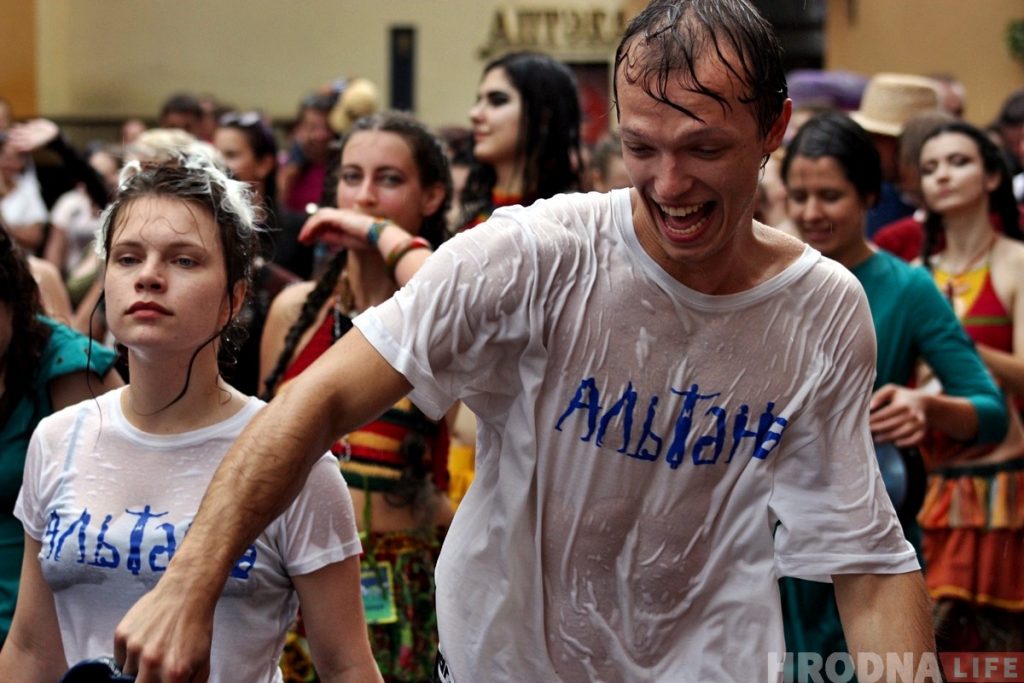 Шэсцем пад праліўным дажджом адкрылі ў Гродне Біг-міні-фестываль