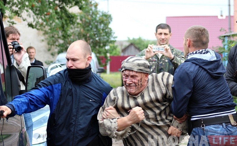 У Гродне міліцыя заблакавала грамадскіх актывістаў. Адзін з іх у кардыялогіі У Гродне міліцыя заблакавала грамадскіх актывістаў. Адзін з іх у кардыялогіі