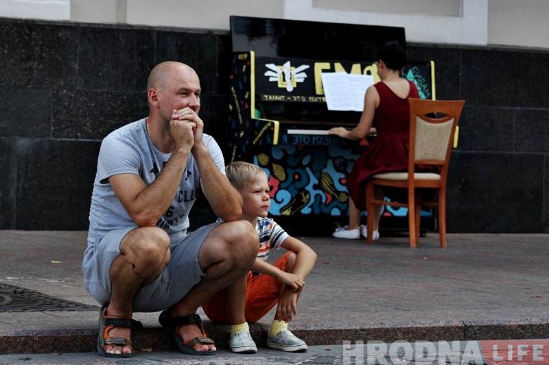 Перад адкрыццём Біг-міні фестывалю ў цэнтры Гродна з'явілася "гарадское піяніна" Перад адкрыццём Біг-міні фестывалю ў цэнтры Гродна з'явілася "гарадское піяніна"