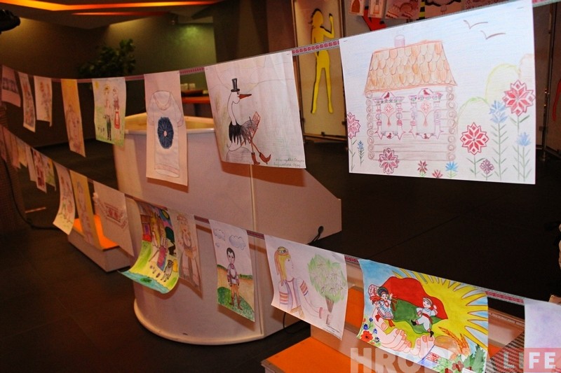 На Дзень вышыванкі ў забаўляльным цэнтры "Галактыка" прыйшлі футбалісты "Нёмана" На Дзень вышыванкі ў забаўляльным цэнтры "Галактыка" прыйшлі футбалісты "Нёмана"