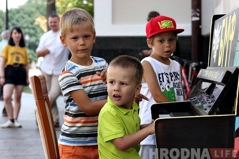 Перад адкрыццём Біг-міні фестывалю ў цэнтры Гродна з'явілася "гарадское піяніна" Перад адкрыццём Біг-міні фестывалю ў цэнтры Гродна з'явілася "гарадское піяніна"
