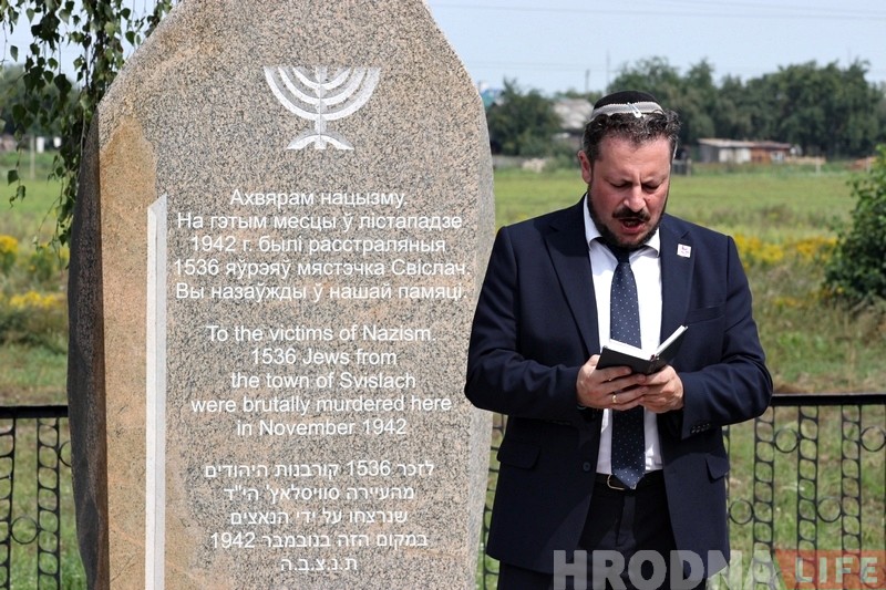 "Тут загінулі яўрэі". Сям'я з Англіі ездзіць па Беларусі і ставіць мемарыялы ахвярам Халакосту