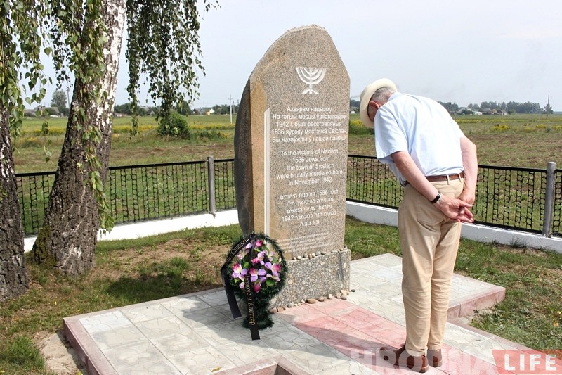 "Тут загінулі яўрэі". Сям'я з Англіі ездзіць па Беларусі і ставіць мемарыялы ахвярам Халакосту