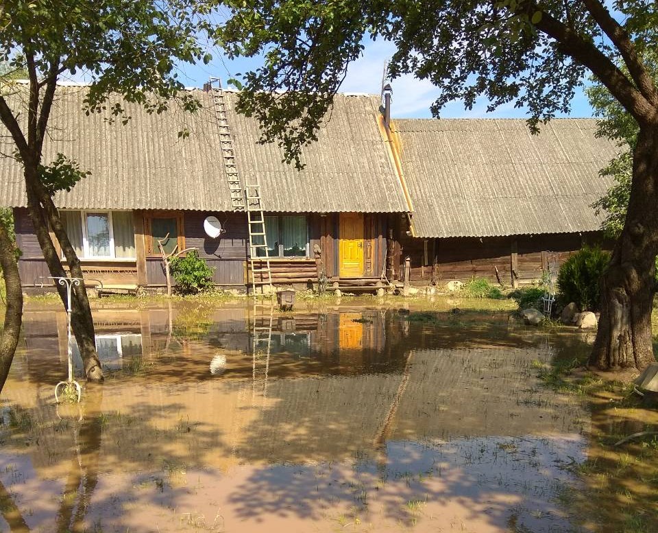 Затапіла кузню, электрастанцыю і стайню. Вёску Рагачы чацвёрты раз за год залівае, а дапамогі няма Затапіла кузню, электрастанцыю і стайню. Вёску Рагачы чацвёрты раз за год залівае, а дапамогі няма