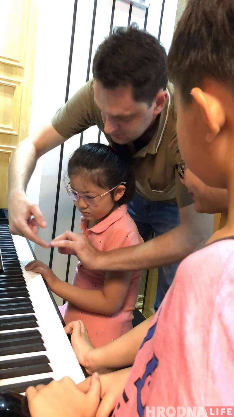 Шаўковы шлях да музыкі. Піяніст з Гродна выкладае ў Кітаі, а кітайскія музыкі спяваюць "Купалінку" Шаўковы шлях да музыкі. Піяніст з Гродна выкладае ў Кітаі, а кітайскія музыкі спяваюць "Купалінку"