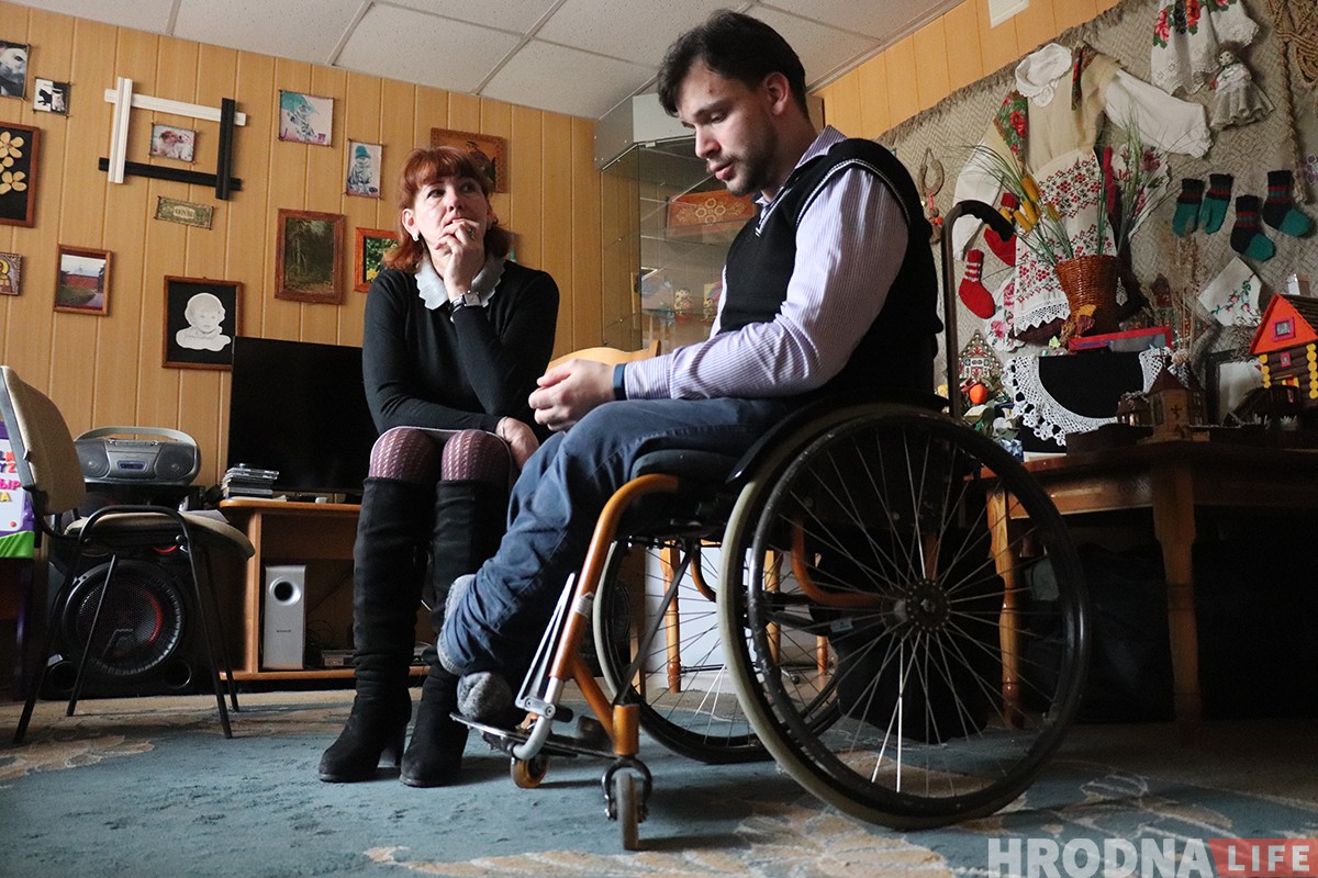 "Все вернется в другом формате". Девушка на коляске сняла фотоисторию про парня-колясочника
