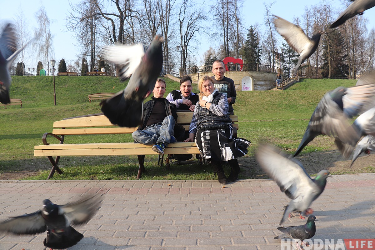 "Все вернется в другом формате". Девушка на коляске сняла фотоисторию про парня-колясочника