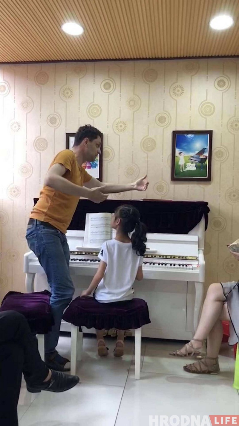 Шаўковы шлях да музыкі. Піяніст з Гродна выкладае ў Кітаі, а кітайскія музыкі спяваюць "Купалінку" Шаўковы шлях да музыкі. Піяніст з Гродна выкладае ў Кітаі, а кітайскія музыкі спяваюць "Купалінку"