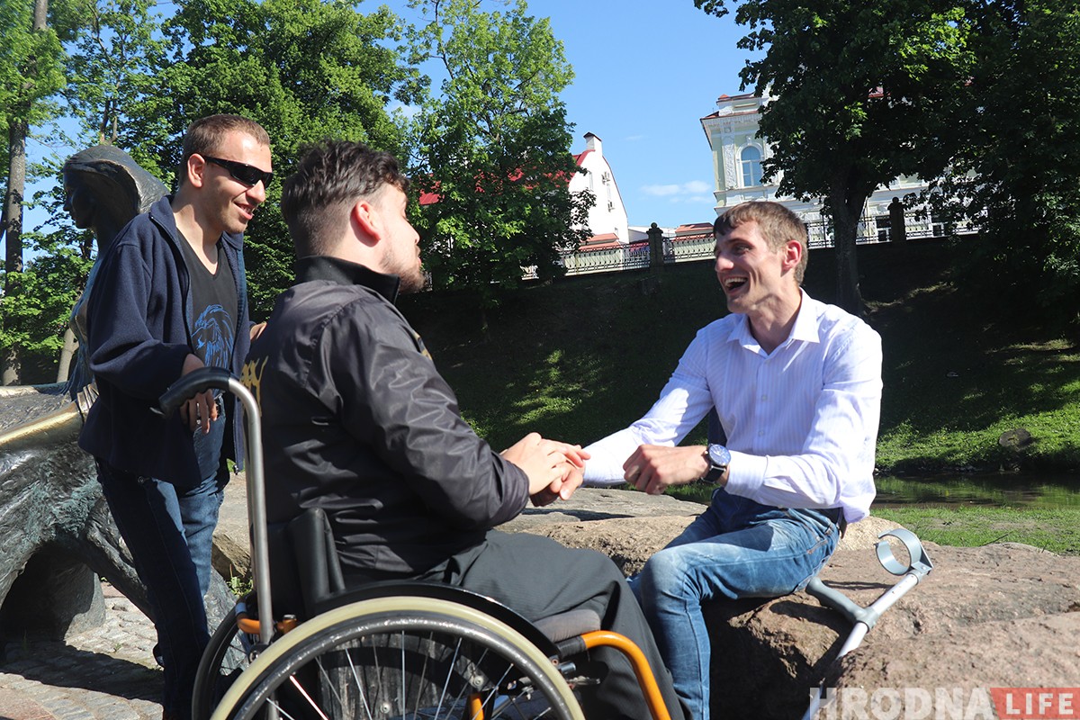 "Все вернется в другом формате". Девушка на коляске сняла фотоисторию про парня-колясочника