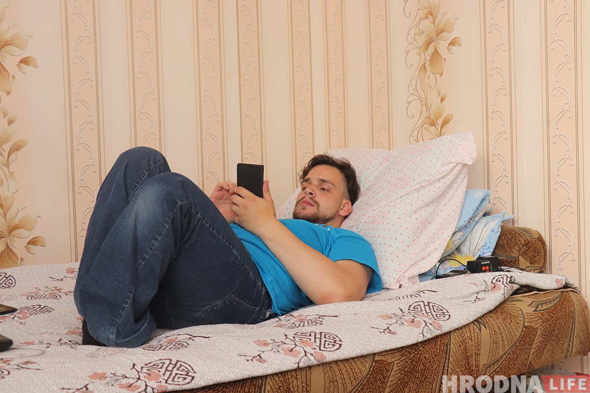 "Все вернется в другом формате". Девушка на коляске сняла фотоисторию про парня-колясочника