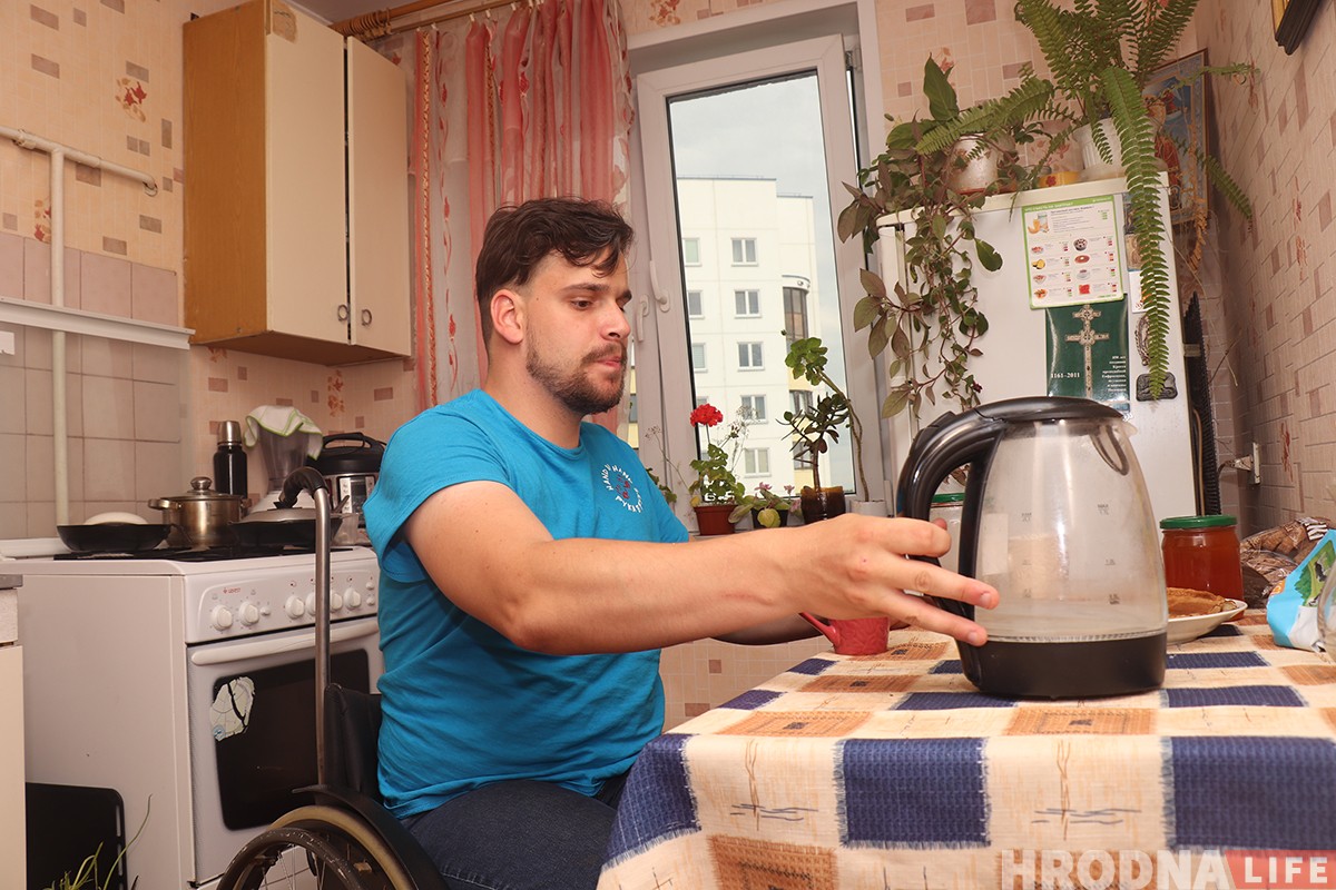 "Все вернется в другом формате". Девушка на коляске сняла фотоисторию про парня-колясочника