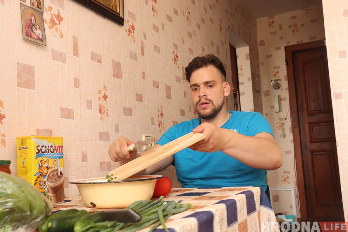 "Все вернется в другом формате". Девушка на коляске сняла фотоисторию про парня-колясочника