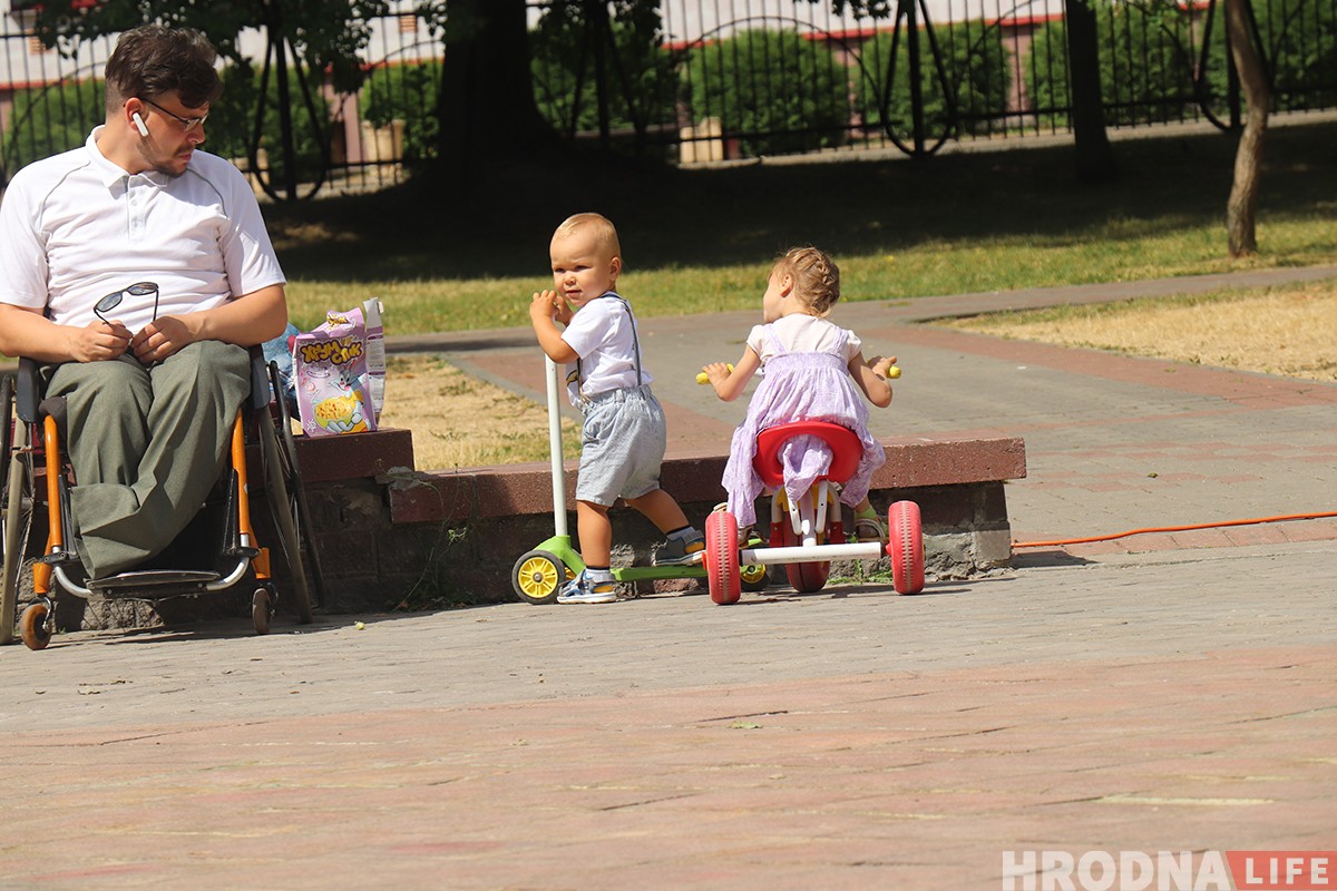 "Все вернется в другом формате". Девушка на коляске сняла фотоисторию про парня-колясочника