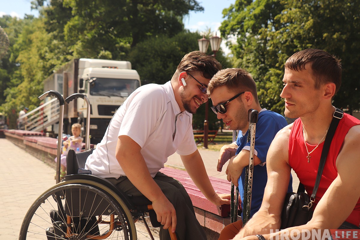 "Все вернется в другом формате". Девушка на коляске сняла фотоисторию про парня-колясочника
